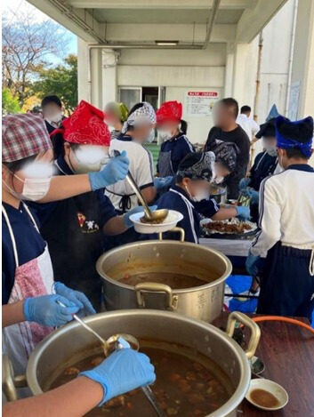 みつぼしカレープレ販売（下里小６年生）