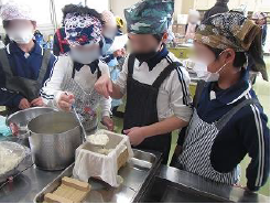 おにぎり＆とうふパーティ（下里小３年生）