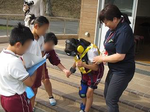 高齢者疑似体験（西在田小４年生）