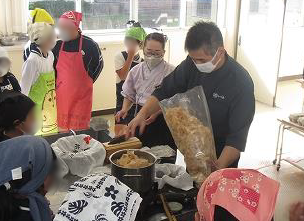 だし巻き卵づくり（泉小6年生）