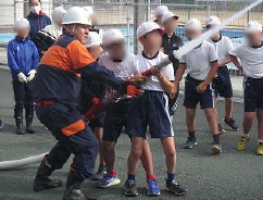 消防団出前授業（宇仁小5年生ほか）